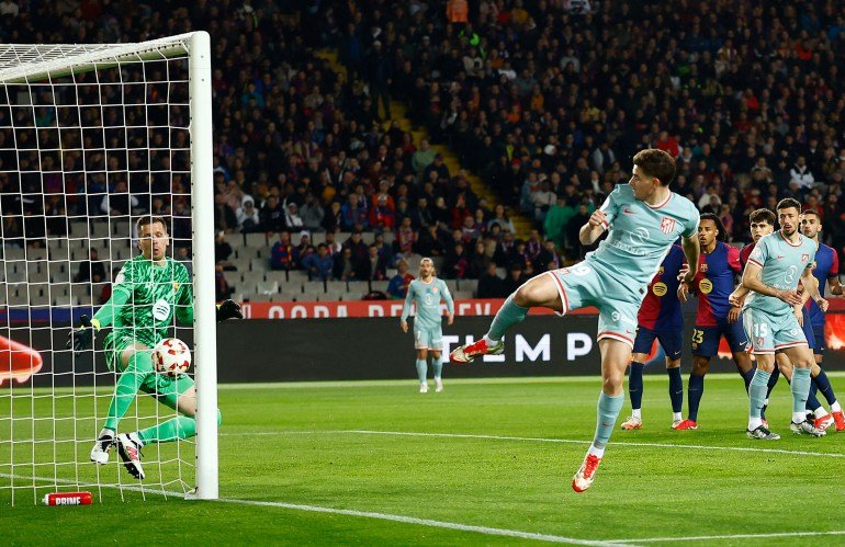 Soccer Football - Copa del Rey - Semi Final - First Leg - FC Barcelona v Atletico Madrid - Estadi Olimpic Lluis Companys, Barcelona, Spain - February 25, 2025 Atletico Madrid's Julian Alvarez scores their first goal REUTERS/Albert Gea