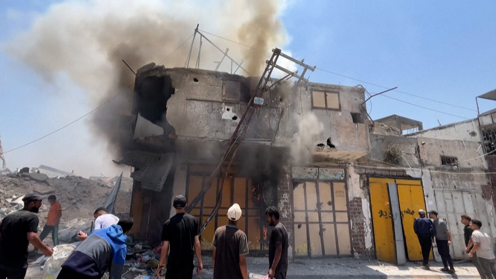 Israeli air strikes hit homes in Gaza City | Newsfeed